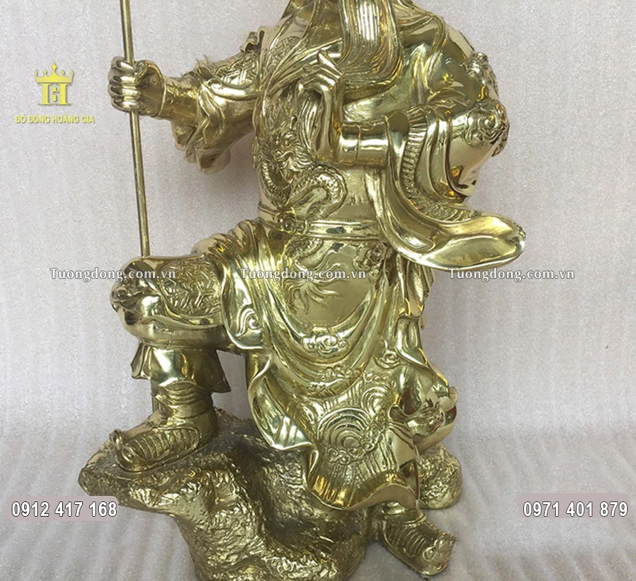 Ngài được đúc theo dáng đứng